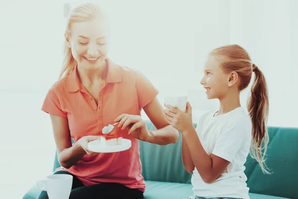 Tochter Schenkt Einer Mutter Eine Herzförmige Torte Familienbeziehungskonzept Aktivurlaub Schöner — Stockfoto