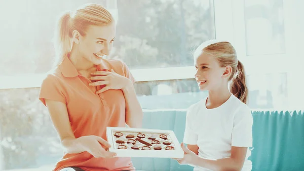 Dotter Ger Låda Med Choklad Till Mamma Familjebanden Koncept Aktiv — Stockfoto