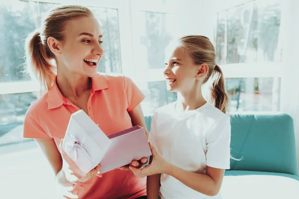 Pequeña Hija Está Dando Una Caja Regalo Mamá Concepto Relación —  Fotos de Stock