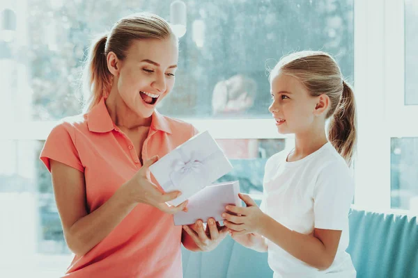 Die Kleine Tochter Schenkt Ihrer Mutter Eine Geschenkbox Familienbeziehungskonzept Aktivurlaub — Stockfoto