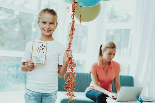 Moeder Werkt Een Laptop Dochter Van Huidige Concept Werken Vanuit — Stockfoto