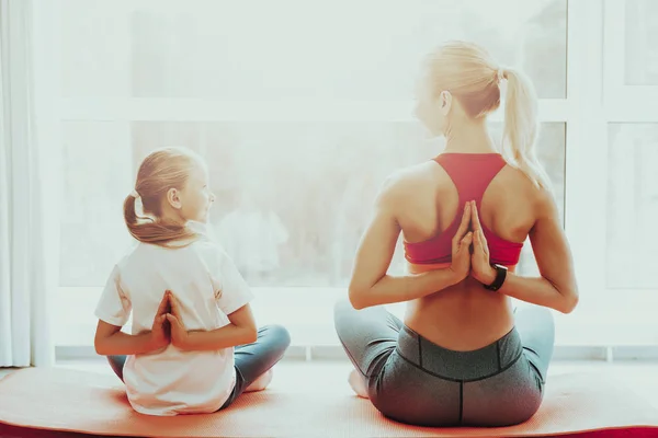 Mamma Och Dotter Utbildning Stretch Bakifrån Aktiv Livsstil Koppla Tillsammans — Stockfoto