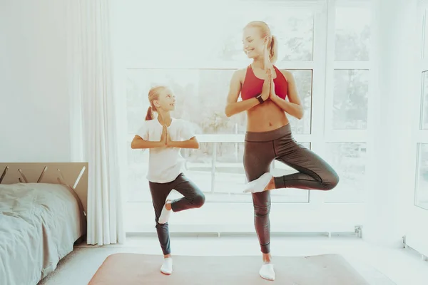 Mamá Hija Hacen Ejercicio Pie Una Pierna Estilo Vida Activo —  Fotos de Stock