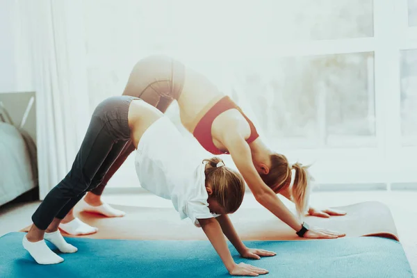 Moeder Dochter Doen Atletiek Thuis Yoga Concept Schoonheid Gratie Actieve — Stockfoto