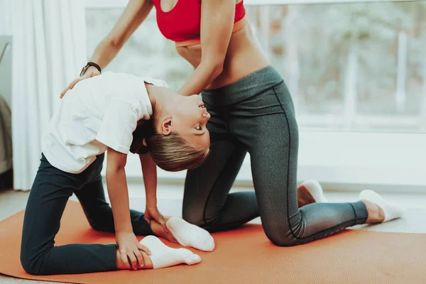 Estiramiento Entrenamiento Mamá Hija Toca Talón Concepto Yoga Belleza Gracia —  Fotos de Stock