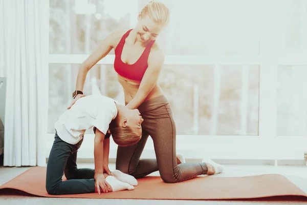 Mama Dochter Opleiding Stretch Hiel Touch Yoga Concept Schoonheid Gratie — Stockfoto
