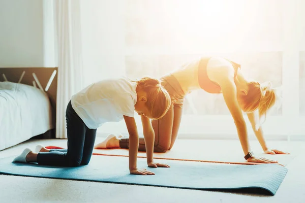 Moeder Dochter Terug Die Zich Uitstrekt Yoga Opleiding Actieve Levensstijl — Stockfoto