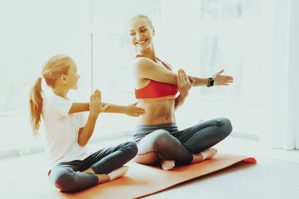 Moeder Dochter Yoga Opleiding Lotuspositie Actieve Levensstijl Samen Ontspannen Fitness — Stockfoto