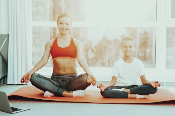 Madre Hija Sentadas Lotus Pose Carpet Concepto Meditación Yoga Estilo —  Fotos de Stock