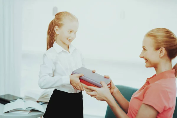 Junge Mutter Bereitet Tochter Auf Schule Vor Uniform Studieren Schwarze — Stockfoto