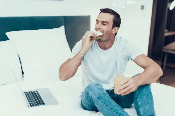 Man Uses Laptop Enjoying Breakfast Bed Inglés Portrait Caucasian Happy — Foto de Stock