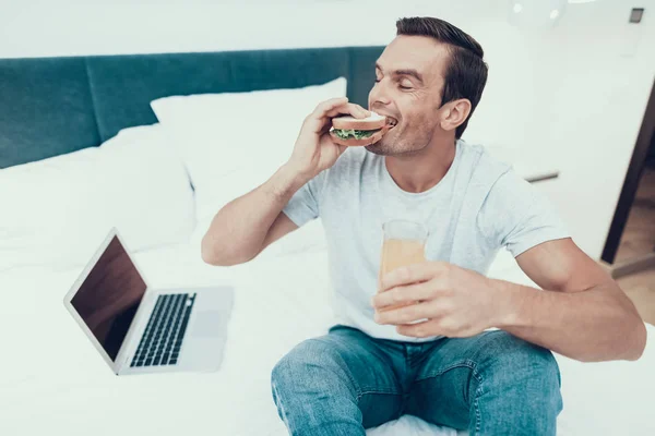 Hombre Sonriente Trabajando Disfrutando Del Desayuno Cama Portrait Caucasian Happy — Foto de Stock