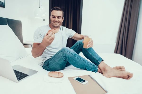 Hombre Feliz Trabajando Desayunando Cama Portrait Caucasian Smiling Person Wears — Foto de Stock