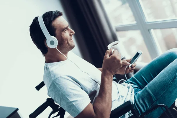 Behinderter Hört Musik Und Trinkt Kaffee Nahaufnahme Eines Gut Aussehenden — Stockfoto