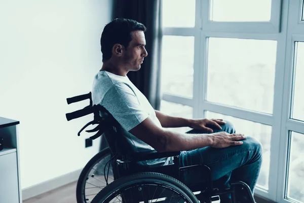 Gehbehinderte Sitzt Rollstuhl Gegen Fenster Nahaufnahme Eines Traurigen Kaukasischen Mannes — Stockfoto