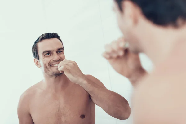 Cermin Refleksi Man Brush Gigi Kamar Mandi Potret Smiling Handsome — Stok Foto