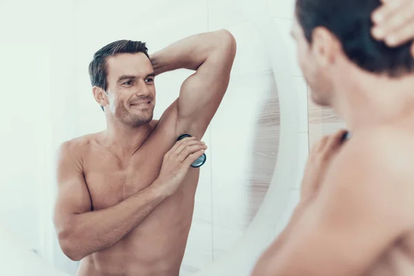 Man Kijkt Naar Badkamerspiegel Deodorant Oksel Portret Van Knappe Bruin — Stockfoto