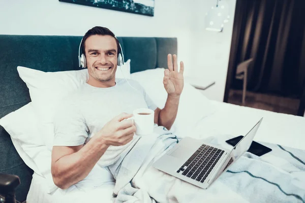 Hombre Con Discapacidad Utiliza Ordenador Portátil Cama Sostiene Taza Guapo — Foto de Stock