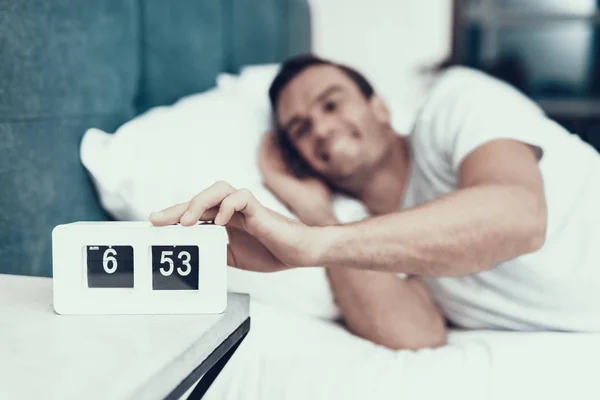 Hombre Alegre Despierta Despierta Alarma Por Mañana Sonriente Persona Joven —  Fotos de Stock