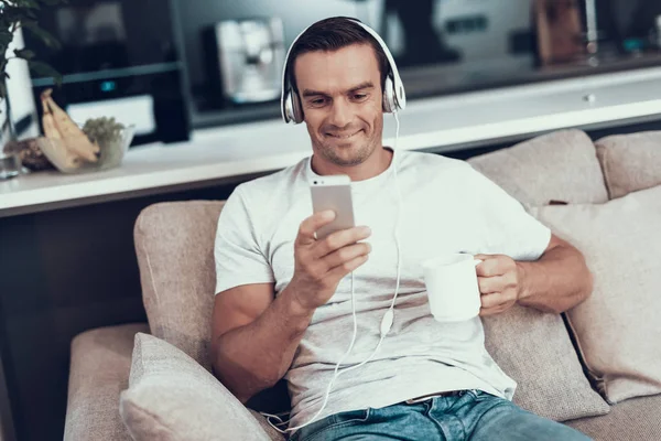 Man Escucha Música Auriculares Bebidas Retrato Del Joven Guapo Sonriente —  Fotos de Stock