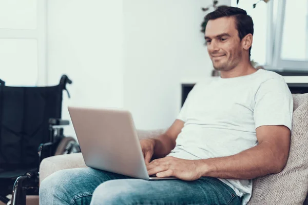 Gehandicapte Man Holding Laptop Typen Schoot Knappe Lachend Persoon Draagt — Stockfoto