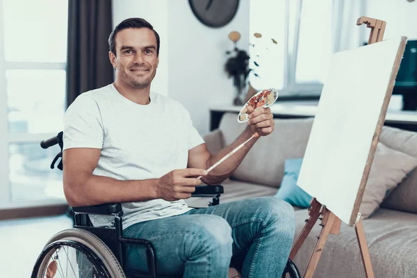 Красавчик Инвалид Молодой Человек Рисующий Картины Улыбающийся Кавказский Человек Инвалидной — стоковое фото