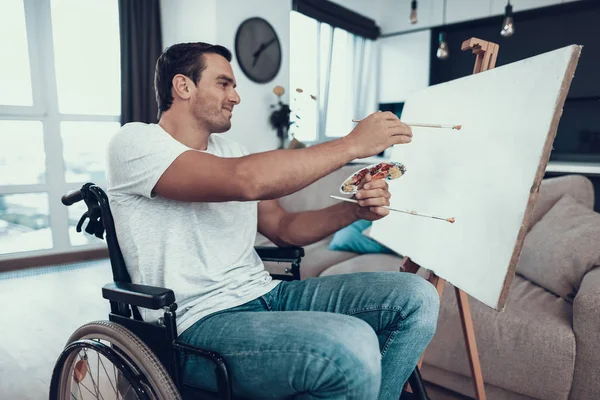 Красавчик Инвалид Молодой Человек Рисующий Картины Портрет Улыбающегося Кавказца Инвалидной — стоковое фото