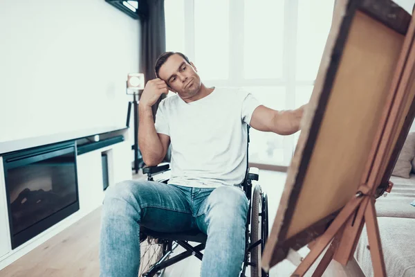 Инвалид Сидящий Инвалидной Коляске Напротив Изеля Портрет Симпатичного Инвалида Носящего — стоковое фото