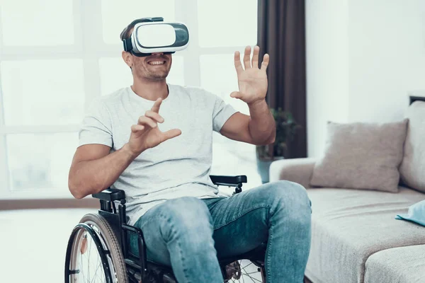 Hombre Discapacitado Con Las Manos Arriba Usando Gafas Retrato Persona —  Fotos de Stock