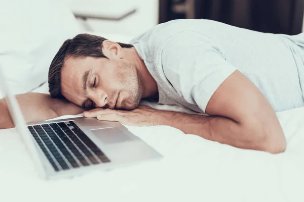 Man Fell Asleep Bed While Working Laptop Retrato Apuesto Apuesto —  Fotos de Stock