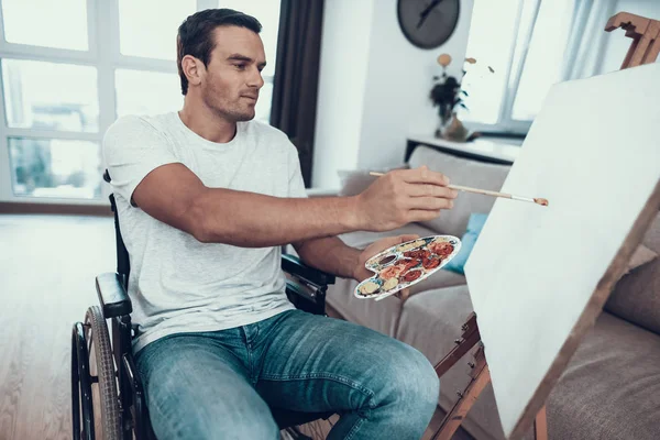 Портрет Молодого Человека Инвалида Симпатичный Человек Сидящий Инвалидной Коляске Напротив — стоковое фото