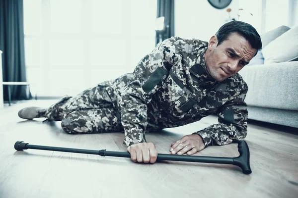 Handikappade Militära Liggande Golvet Med Krycka Stilig Kaukasiska Funktionshindrad Person — Stockfoto