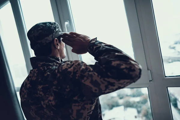 Серйозно Військовій Уніформі Салют Біля Вікна Вид Ззаду Впевненого Кавказького — стокове фото
