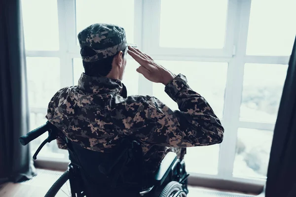 Інвалідність Військовій Уніформі Інвалідному Кріслі Вид Ззаду Кавказький Чоловік Капелюсі — стокове фото