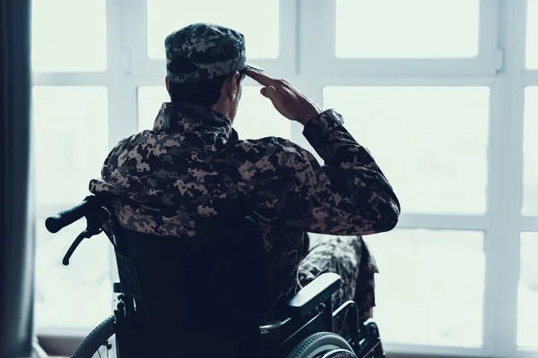 Інвалідність Військовій Уніформі Інвалідному Кріслі Вид Ззаду Кавказький Чоловік Капелюсі — стокове фото