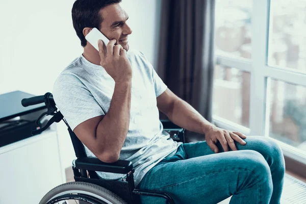 Deficiente Cadeira Rodas Falando Telefone Homem Cabelos Castanhos Caucasiano Feliz — Fotografia de Stock