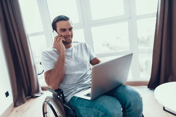 Gehandicapte Persoon Rolstoel Telefoon Praten Knappe Gehandicapte Persoon Zit Binnen — Stockfoto