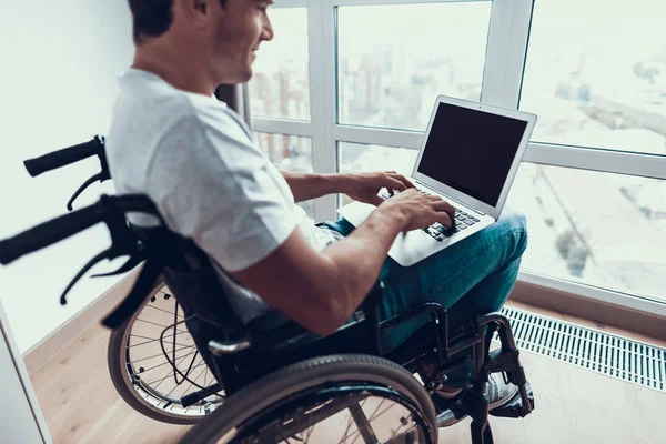 Uomo Disabile Che Tiene Computer Portatile Digita Sul Giro Primo — Foto Stock