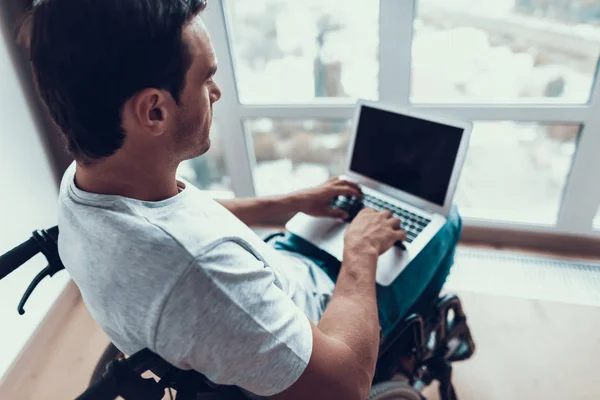 Vértes Fogyatékos Ember Használ Laptop Gépelés Jóképű Személy Visel Shirt — Stock Fotó