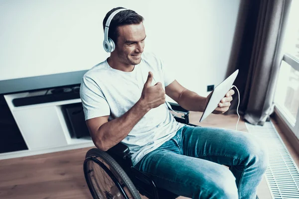 Hombre Discapacitado Auriculares Comunica Través Tablet Guapo Sonriente Persona Usa — Foto de Stock