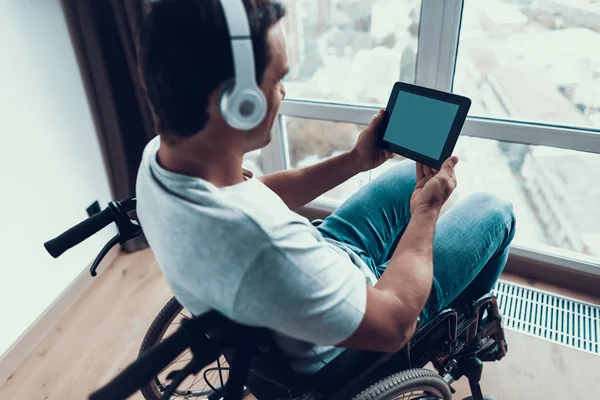 Bakifrån Funktionshindrade Människan Hörlurar Använder Tablet Närbild Stilig Glad Person — Stockfoto