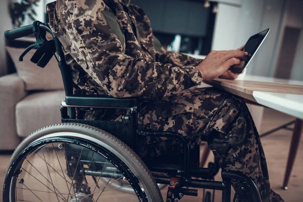 Wojskowy Wózku Pracy Laptopie Pomieszczeniu Zbliżenie Niepełnosprawnych Mundur Turystycznej Używa — Zdjęcie stockowe