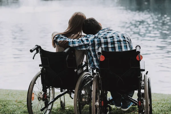 Personnes Handicapées Fauteuil Roulant Près Lac Dans Parc Jeune Homme — Photo