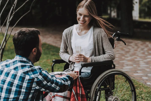 Fille Fauteuil Roulant Avec Homme Sur Pique Nique Dans Parc — Photo