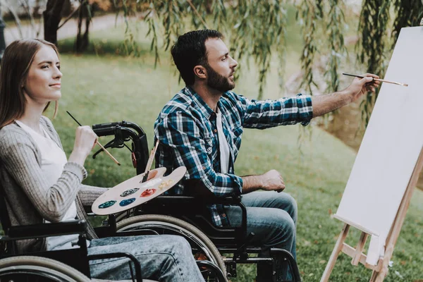 残疾人在公园里画画轮椅的年轻人 残疾青年男子微笑的女人 在夏季公园放松身心 夏季公园的乐趣 恢复和医疗保健概念 开朗的人 — 图库照片