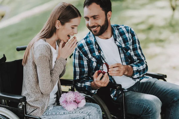Man Wheelchair Makes Marriage Proposal Park Disabled Young Man Woman — Stock Photo, Image