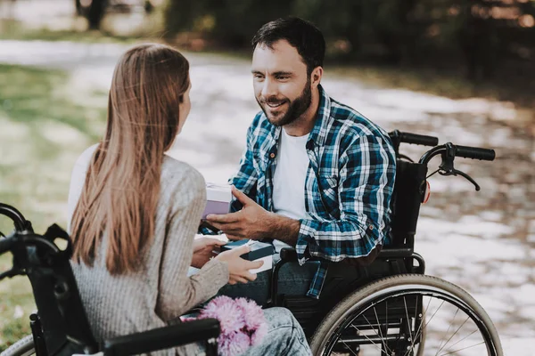 Couple Personnes Handicapées Échangeant Des Cadeaux Dans Parc Jeune Homme — Photo