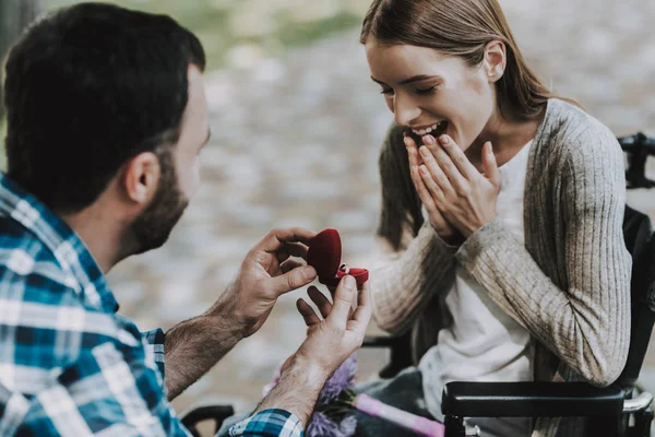 Homem Cadeira Rodas Faz Proposta Casamento Parque Jovem Deficiente Mulher — Fotografia de Stock