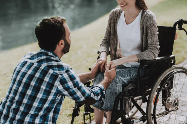 Fille Fauteuil Roulant Avec Petit Ami Dans Summer Park Jeune — Photo