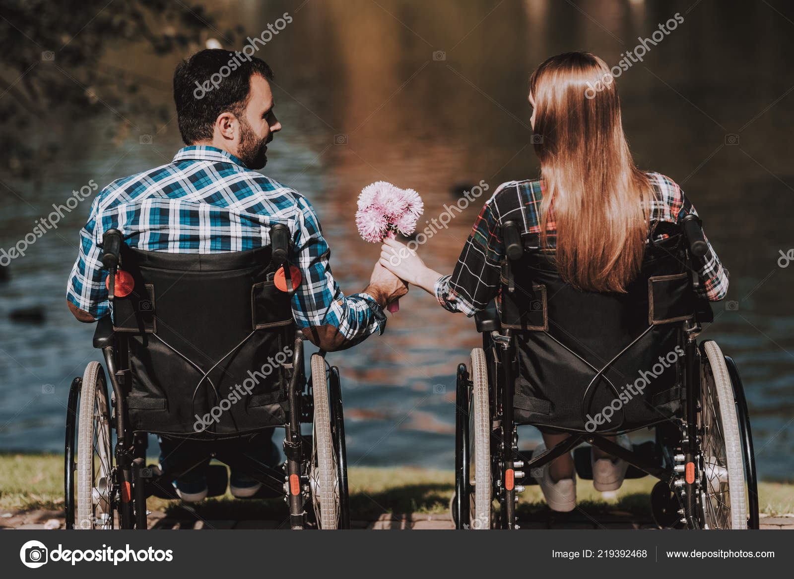 Девушка и инвалид любовь. Мужчина с коляской. Мужчина инвалид и девушка инвалид. Парень инвалид с девушкой. Девушка инвалид.